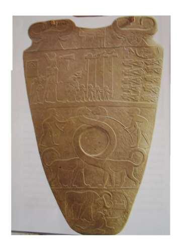 Egipto Predinástico Principal manifestación artística: PALETA VOTIVA o Placas de pizarra con depósito circular en el centro (para colocar el kohol o maquillaje de los faraones egipcios).