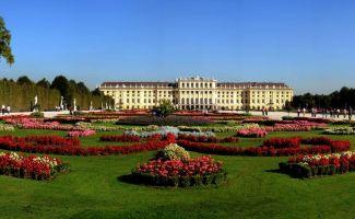 La actual capital de Austria y la que fuera del imperio austro-húngaro es uno de los grandes centros culturales de Europa y está considerada como una de las ciudades más románticas del mundo.