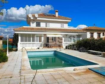 Casa / chalet en Alhaurín de la Torre, Málaga de 380 m TE5094 3 380 m En venta preciosa casa independiente en urb. Pinos de Alhaurín.