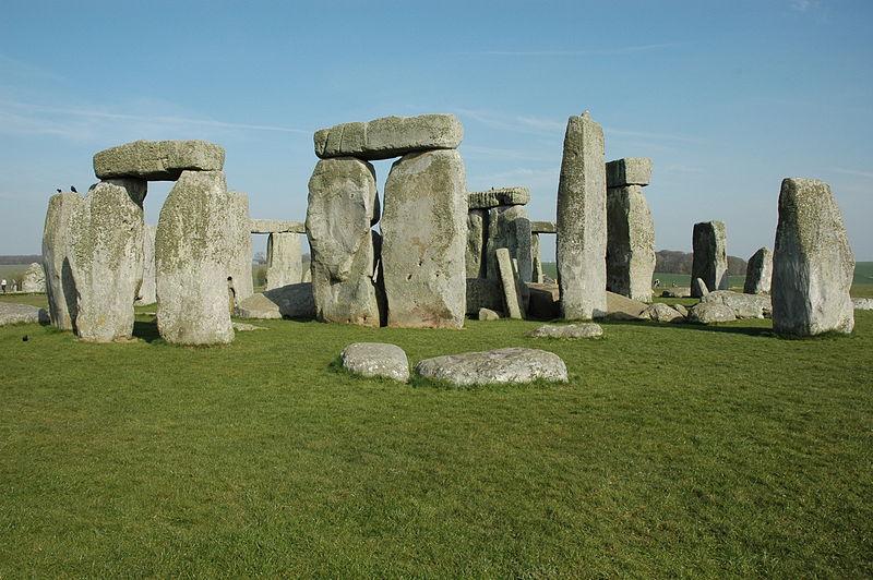 Segons la seva tipologia trobem tres tipus destacats de monuments megalítics: el menhir, el dolmen i el cromlec.