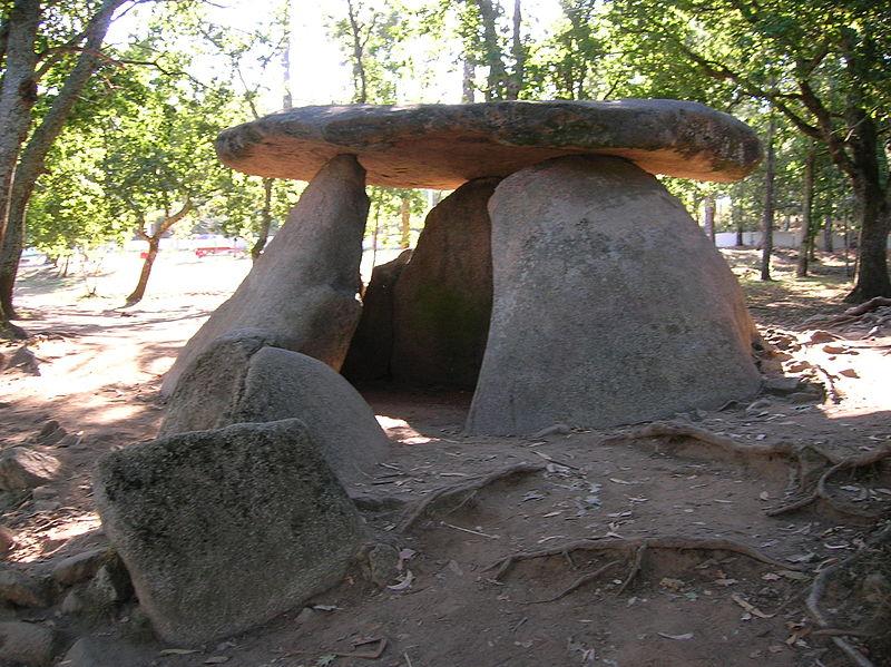 El dolmen està format per dos grans blocs de pedra col locats verticalment i una llosa horitzontal situada al damunt.