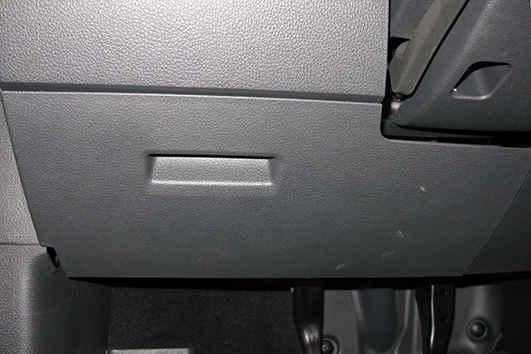 convencionales) Cuadro de instrumentos Caja de fusibles Tapa lateral izquierda del tablero (lado del conductor)