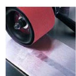 La limpieza del acero inoxidable: Limpieza Abrasiva Es la operación que modifica la superficie a través de desgaste y alteración del patrón del sustrato.