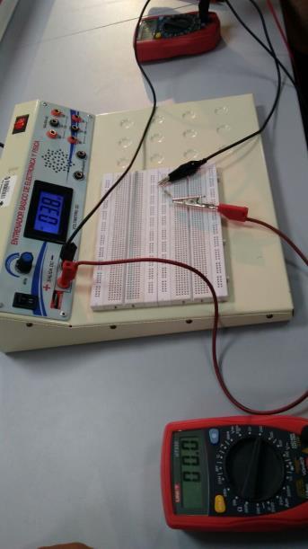 PROCEDIMIENTO 1) En la protoboard conectamos la resistencia y la fuente eléctrica, tal como se muestra en la figura 1, cerciorándonos de que se encontraba apagada y con la perilla reguladora en cero