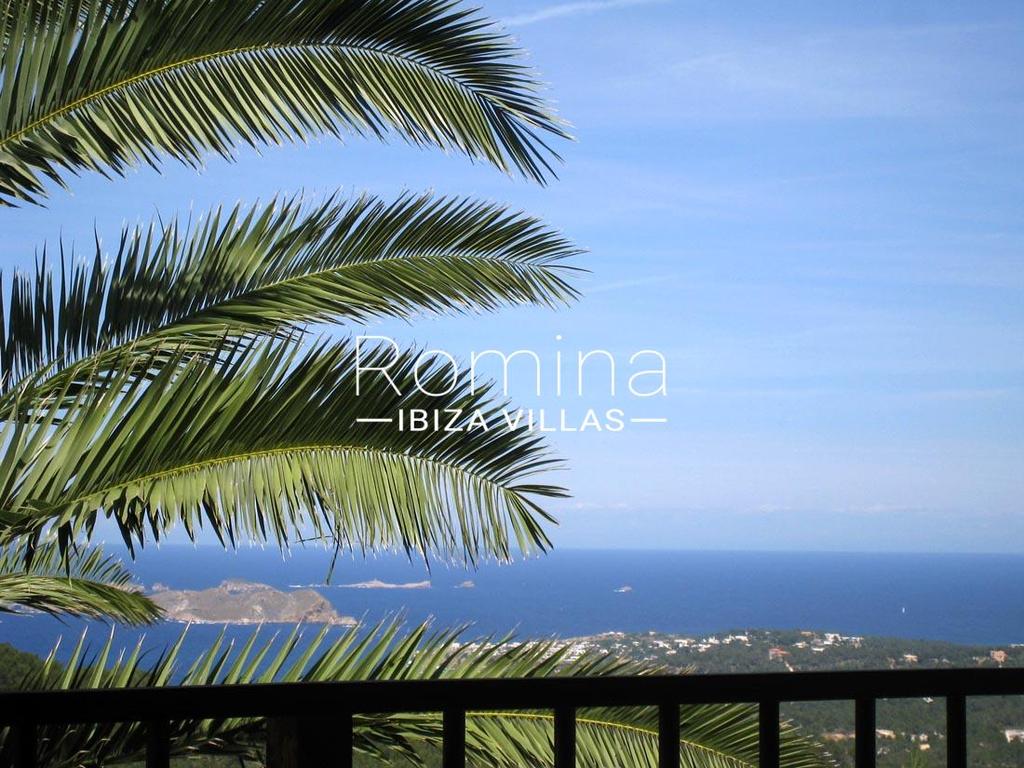 RV504 VILLA ILUNA 4 3 202 m2 Beautiful Mediterranean-style villa of 202 m2 located close to the beaches