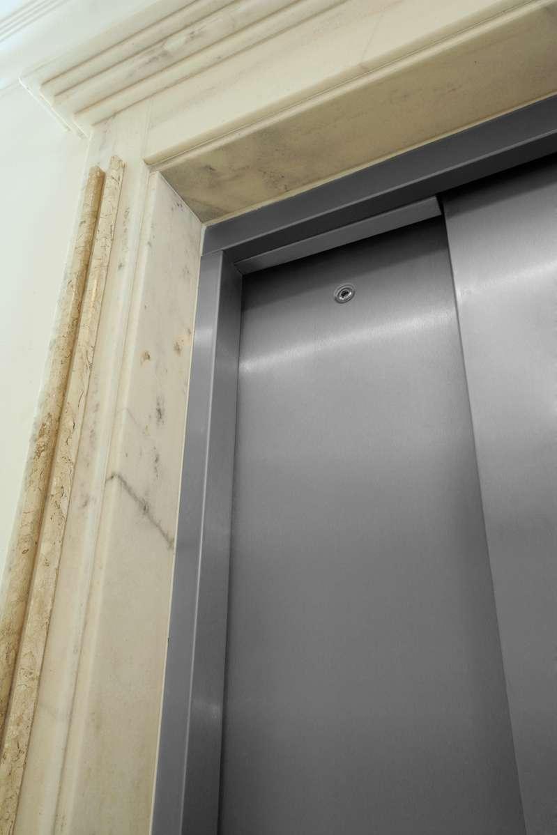 inoxidable cepillado paneles, puertas y marcos pintados en las colores: gris beige PASAMANOS: solo al fondo