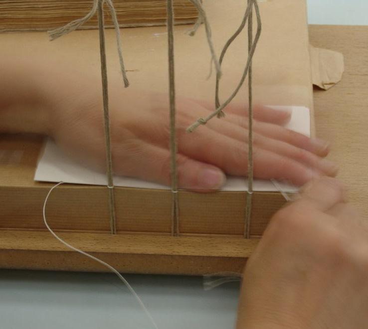 Costura: o Se colocan, en el telar, los nervios de cuerda en el lugar exacto donde se ubicaban los