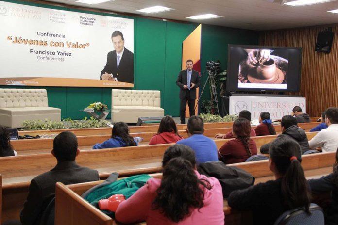 Dictan conferencia Jóvenes con valor a estudiantes de la UAT Ciudad Victoria, Tamaulipas.