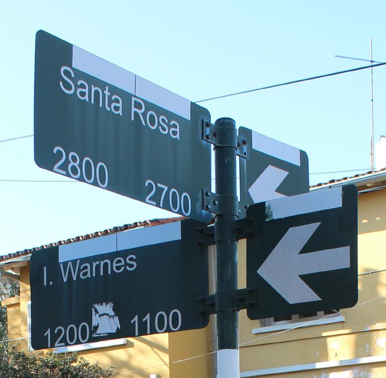 En este caso esta señal se utiliza para informarnos acerca del sentido de circulación de la calle (ademas claro de los nombres de la misma).