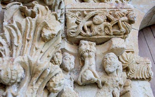 La puerta es una de las muestras más interesantes del románico, recoge diferentes figuras entre las que destacan músicos, artesanos, etc, que toman su inspiración en el modelo visto en la iglesia de