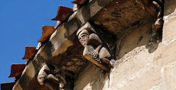 Formó parte de un antiguo monasterio, custodia más de 70 canecillos entre los que encontramos representaciones eróticas, músicos y animales. En el interior destacan los capiteles del arco triunfal.
