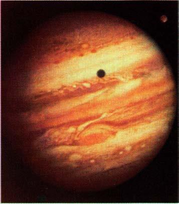 Con menos de la mitad de la masa de Júpiter se podrían formar todos los otros planetas del Sistema Solar. Júpiter no es sólido. Está formado por una masa espesa de gases.