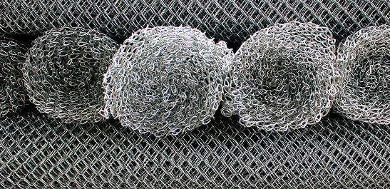La Malla ciclónica Galvanizada es una tela metálica fabricada con alambres de acero galvanizados clase comercial que son torcidos y entrelazados de tal manera que forman un tejido de figuras de
