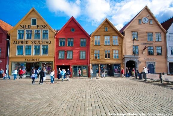 Día 6 Descubra Bergen Día libre en la ciudad hanseática para disfrutar de la atmósfera del antiguo puerto - Bryggen - clasificado como Patrimonio de la Humanidad por la UNESCO.