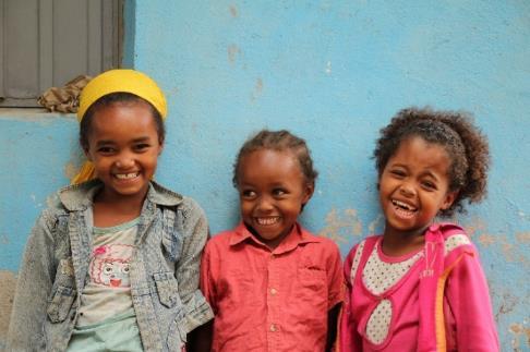 becas escolares a 3 colegios del área rural de Etiopía.