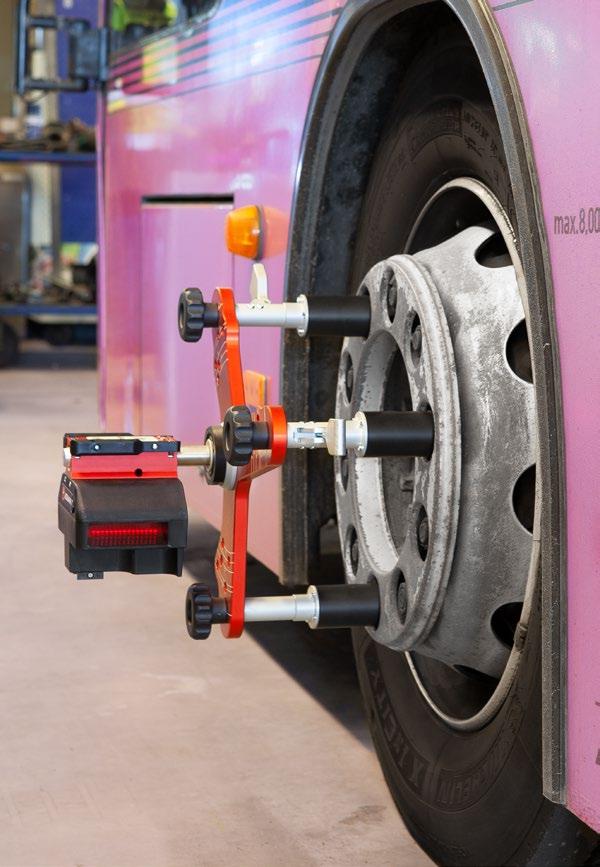 Debido a que los autobuses se ven envueltos en incidentes de conducción a menudo, la necesidad del alinear los neumáticos es crucial para reducir los costes de circulación y aumentar la seguridad.