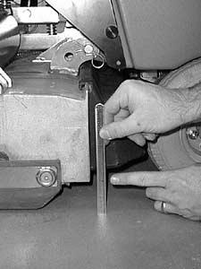 OPERACIÓN Ajuste del patrón irregular de un cepillo cilíndrico:. Baje el cabezal de fregado hasta el suelo y aplique la presión máxima al cepillo. 2.