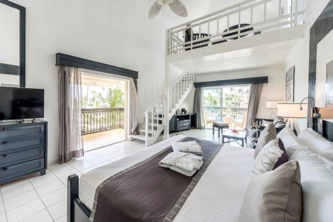 PRIVILEGE HONEYMOON SUITE Privilege Honeymoon Suites: espaciosos dúplex totalmente renovados con zona de dormitorio, sala de estar y terraza privada con vistas a la piscina o al mar ($).