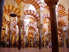 Pregunta 2 La Mezquita: Los diferentes espacios del recinto religioso, el material, los