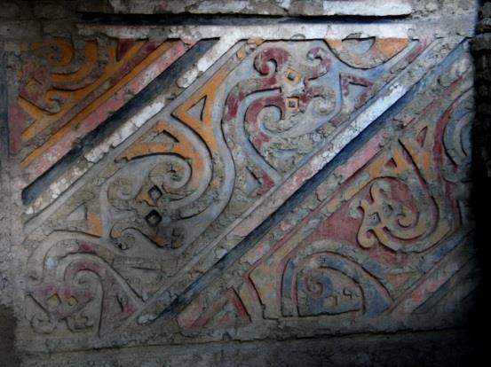 Fig. 92 y 93 : Comparación de la foto de los relieves en las paredes de la Huaca Cao Viejo con su dibujo.