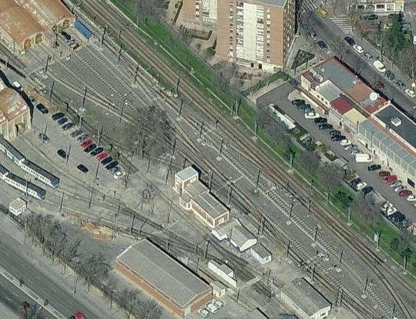 Detalle de edificio próximo a la vía (ref. Bing Maps) La estación de Empalme es semicubierta.