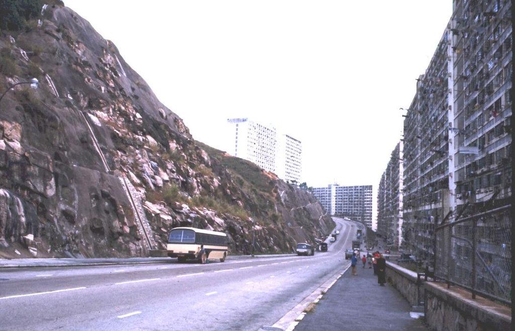 Caso de Estudio. Un problema de estabilidad de pendiente en Hong Kong En los inicios de 1970 una serie de deslizamientos ocurridos en Hong Kong fueron el resultado de lluvias excepcionalmente fuertes.