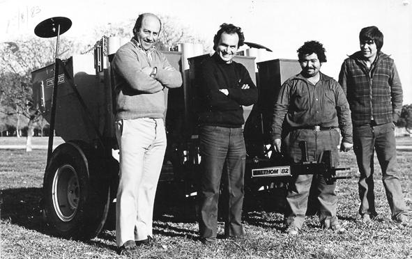 ADIMRA - Filial Mar del Plata Alberto (segundo hacia la derecha) y su primer grupo de colaboradores. Año 1983.