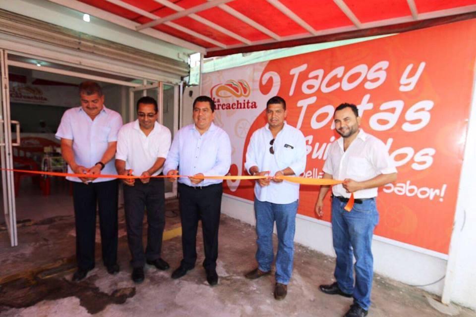 Inaugura el Lic. Rafael Acosta León, Presidente Municipal de Cárdenas el negocio de alimentos La Carcachita propiedad del C.