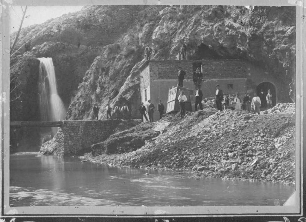 Fotogra ía 5. El molino de la Cueva durante su remodelación sobre 1930/31. Cedida por Nieves Pérez Lou.