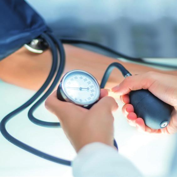 Introducción: Qué es la hipertensión arterial (hta)? La presión arterial es la medida de la fuerza que ejerce la sangre sobre las paredes de las arterias a medida que el corazón palpita.
