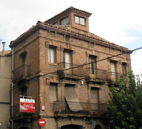 Carrer del Roser, 51 En el mateix carrer del Roser, hi trobem Cal Tonillo. Tot i que no en sabem el seu arquitecte, aquesta casa va ser construïda l any 1912.