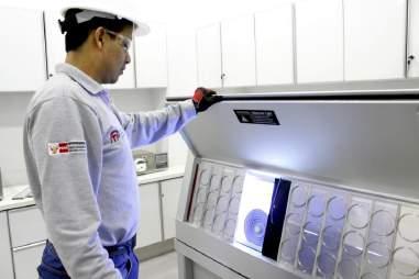 Laboratorio de Envejecimiento Acelerado Sistema de pruebas UV en ambientes controlados Equipo: Cámara de envejecimiento acelerado Q-UV Marca: Q-LAB Aplicación: Se utiliza para medir el grado de