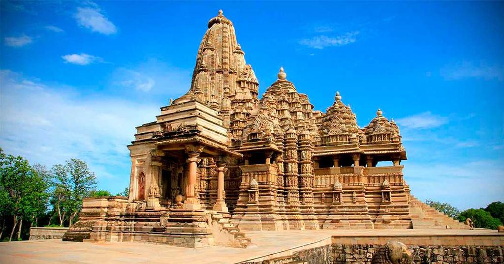 Los templos se construyeron en un espacio de tiempo de unos cien años, entre el 950 y el 1050. Toda la zona está amurallada, con ocho puertas que permiten la entrada al recinto.