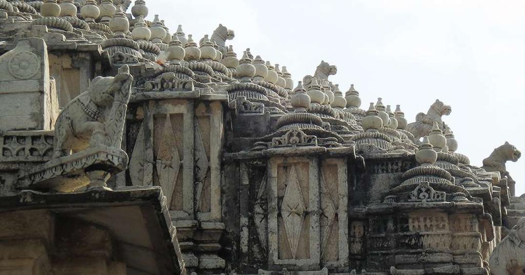 Visita del templo de Adinath que no solo es el mas gigantesco templo jainista de la India, sino también el mas bello. Todo él está construido en mármol blanco ricamente tallado.