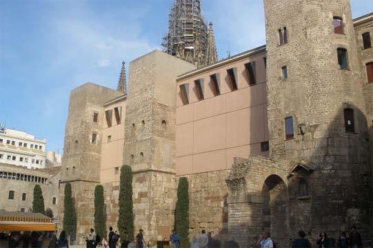 Dins de la ciutat {Barcino} Les muralles La muralla de Barcelona és un magnífic exponent de l'enginyeria militar romana. Tenia un perímetre d'uns 1.