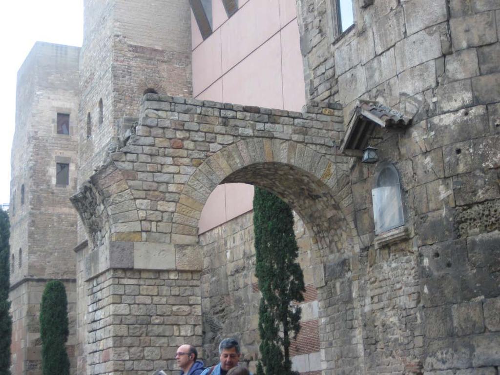 Aqüeducte Dos aqüeductes subministraven aigua a la ciutat: confluïen a la muralla al costat de la porta de l'actual plaça Nova, on se n'han conservat restes (hi ha un arc reconstruït sobre els