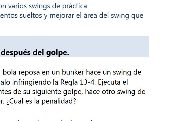 P En el Juego por Golpes, un competidor cuya: bola reposa en un bunker hace un swing de prácticas.