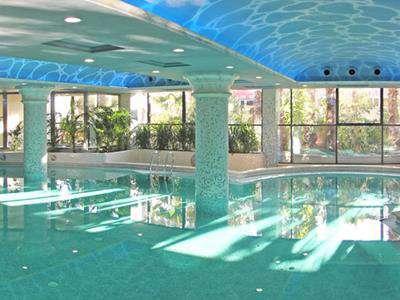 piscinas climatizadas y spa (previa cita en la recepción del hotel).