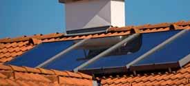 Los elegantes colectores planos permiten un aprovechamiento energético especialmente elevado y quedan bien en cualquier tejado.