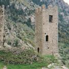 Construït al segle XI per defensar l entrada de la vall va ser comprat l any 1308 per Jaume II de Mallorca qui completà la fortificació amb el castell de Querol, situat a la part baixa de la vall.