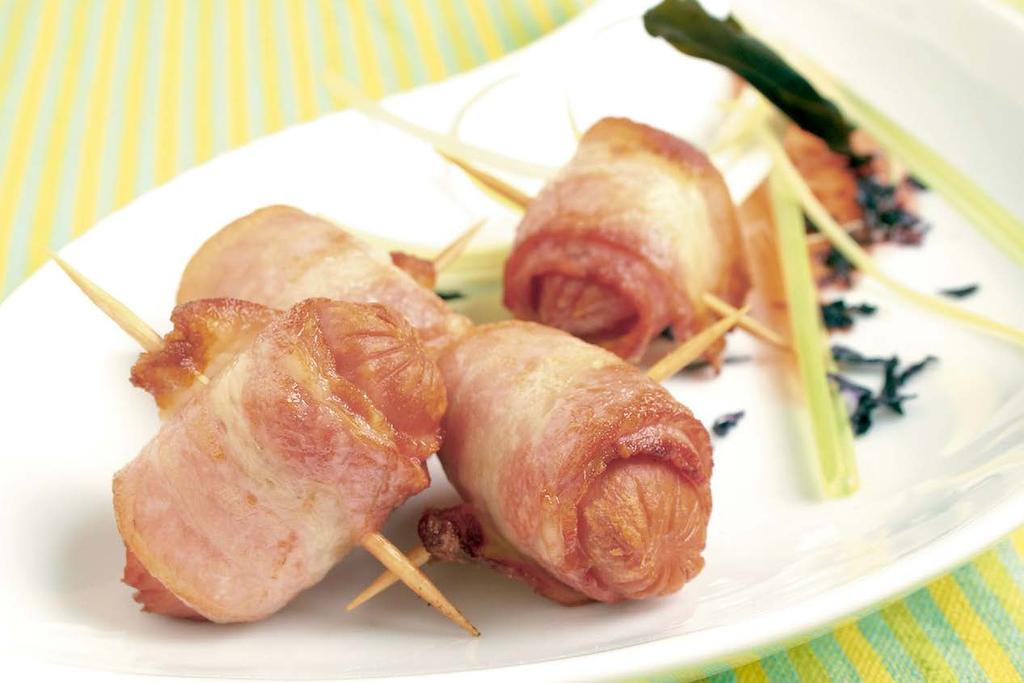Mini Salchichas con bacon Salchicha de cerdo envuelta artesanalmente en una fina loncha de Bacon, todo ello ensartado con un