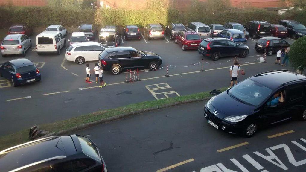 En esta imagen, los coches van en buena dirección pero como podeis ver los niños que están jugando en la carretera no deberían de estar ahí porque corren peligro.