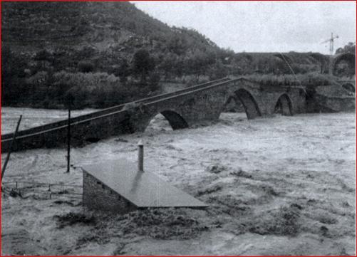FOTOGRAFIES HISTÒRIQUES escala d aigües baixes Riuada 21/10/1971 Estació d aforaments EA023b Fotografia del Pont Vell de Castellbell presa durant la riuada des del marge esquerre del riu Llobregat.