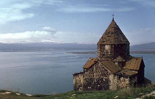 DÍA 5 EREVAN SEVAN NORADUZ EREVAN Desayuno. Salida hacia Sevan que se encuentra a 60 km de Yerevan. El lago está a la considerable altitud de 1.900 metros sobre el nivel del mar.