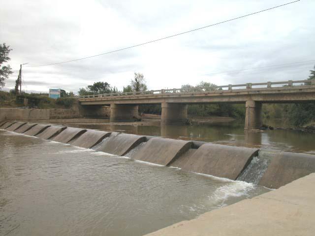 93 5. San Isidro Palizada (Municipio de Comarapa) Azud derivador al fondo puente de carretera a Santa Cruz Construcción de presa derivadora con tanque
