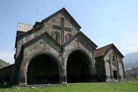 Monasterio de Sanahin.- Este complejo monástico fue fundado en el año 966 sobre el lugar ocupado siglos antes por iglesias.