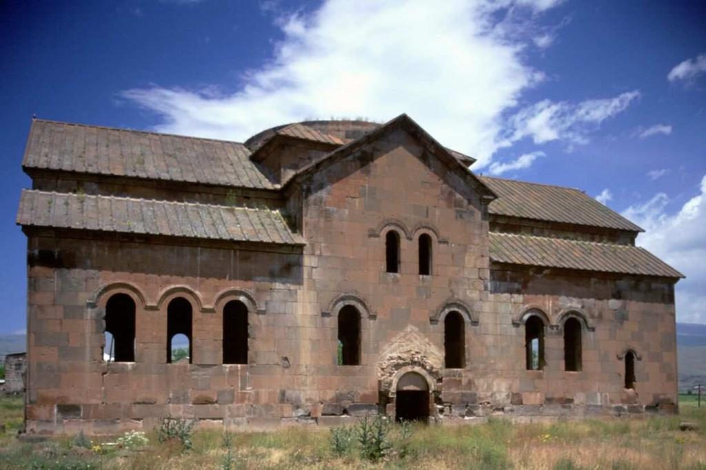 - YEREVÁN ECHMIADZIN ZVARTNOT VEREVÁN Desayuno y salida hacia Echmiadzin, la Ciudad Santa de Armenia; sede y residencia oficial del Patriarca Supremo de la Iglesia Apostólica Armenia.