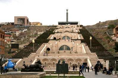 Desde este lugar se obtiene una vista panorámica de la ciudad de Yerevan que se halla a sus pies, a 1.