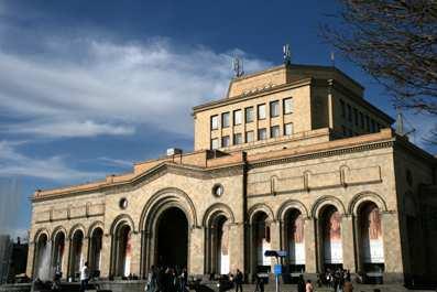 759 Después descenderemos a la céntrica la Plaza de la República para visitar el Museo Nacional de Historia, fundado en 1921, cuyos fondos cuentan con unos 400.