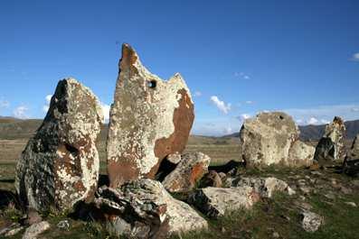 Stonehen armenio. Contemplaremos el gran cromlech de 30 metros, formado por 40 menhires (enormes monolitos verticales). Zorats Karer (Karahunj).- Sobre una meseta a 1.